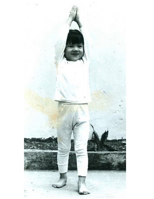 Ảnh năm 4 tuổi của MC Diễm Quỳnh được chính cô công bố trong một chương trình truyền hình. Ngay từ nhỏ, cô bé có gương mặt bầu bĩnh ấy đã tự tin múa hát.