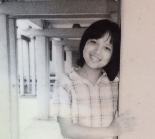 Ảnh năm 18 tuổi của Thảo Vân vẫn còn nguyên nét mộc mạc của một nữ sinh vào năm 1988. Cô gái có nụ cười sáng như gương, e ấp tựa đầu vào một bức tường trắng để chụp hình. Nụ cười ấy còn vẹn nguyên đến 26 năm sau đó.