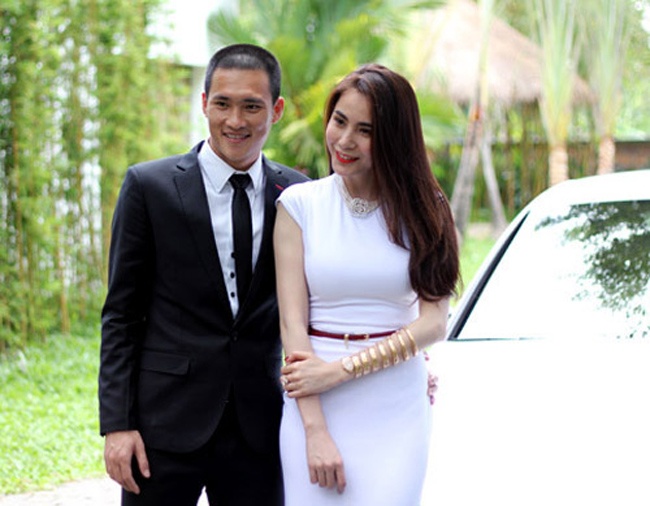 Công Vinh - Thủy Tiên là một cặp đôi đẹp trong làng giải trí Việt. Cuộc sống màu hồng của cặp đôi này khiến nhiều người phải ghen tỵ.