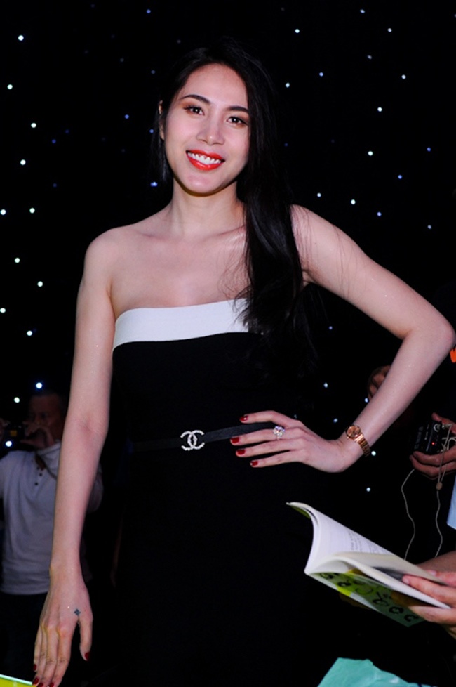 Đi chấm thi, Thủy Tiên rạng ngời với phụ kiện hàng hiệu và đeo nhẫn kim cương.