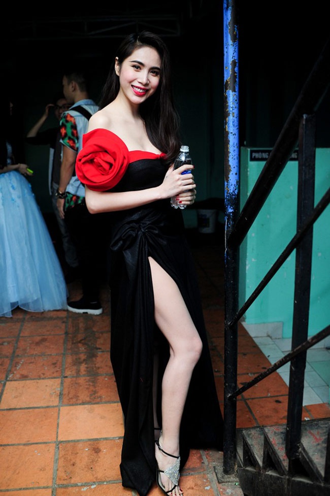 Cô biết cách khai thác điểm mạnh về ngoại hình. Vì thế cô là ca sỹ đắt show so với các giọng ca khác.