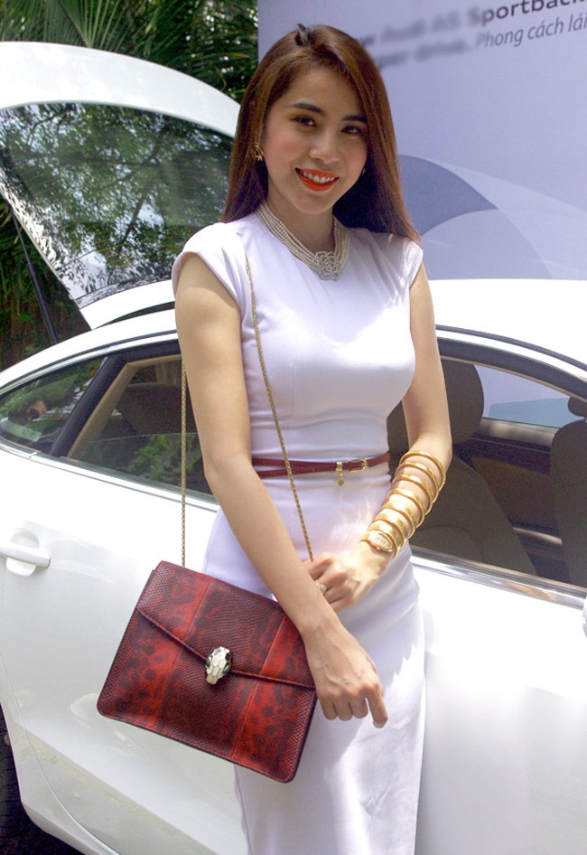 Trong sự kiện ra mắt một thương hiệu xe hơi, Thủy Tiên gây bất ngờ khi diện đồng hồ rắn có giá khoảng <abbr class=