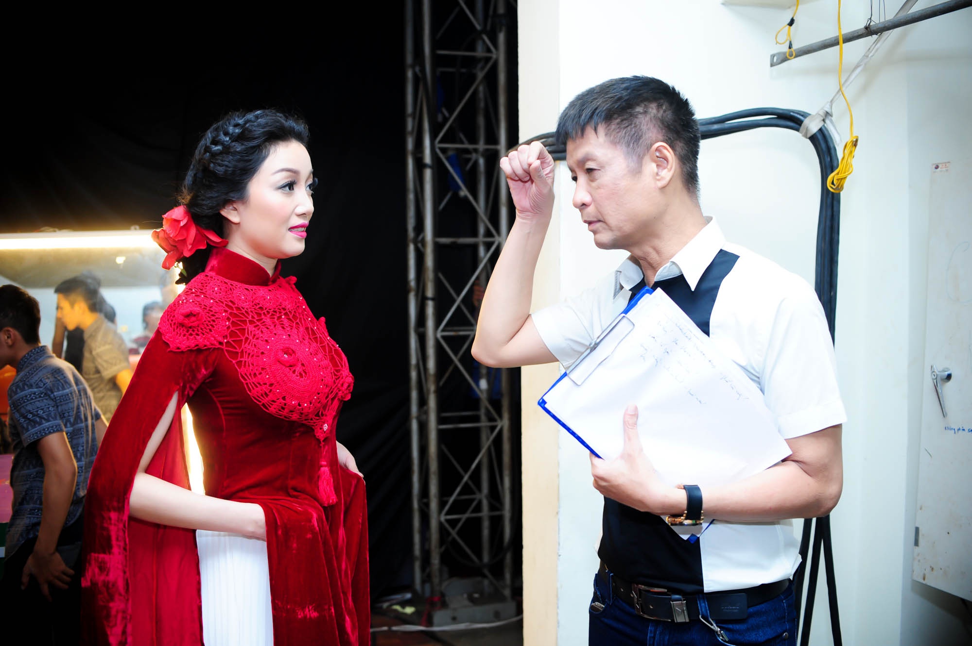 Phạm Thu Hà gây ấn tượng với độ tinh quái và khả năng chịu chơi hết mình của cô. Sang trọng, quyến rũ và chuẩn mực trên sân khấu nhưng ngoài đời thường, cô quậy phá và nghịch ngợm không kém.