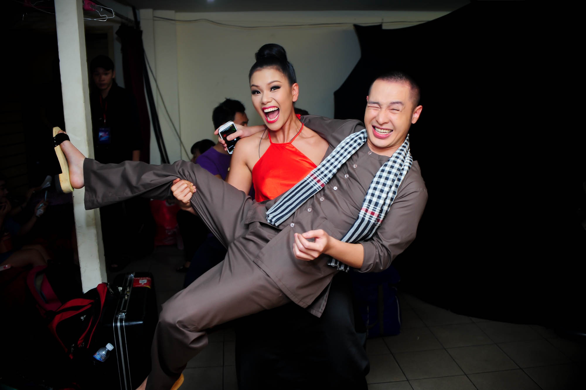 Phương Vy khá thân thiết với anh chàng điển trai Hoàng Hải, hai người luôn cùng nhau tạo dáng vui nhộn trước giờ diễn.