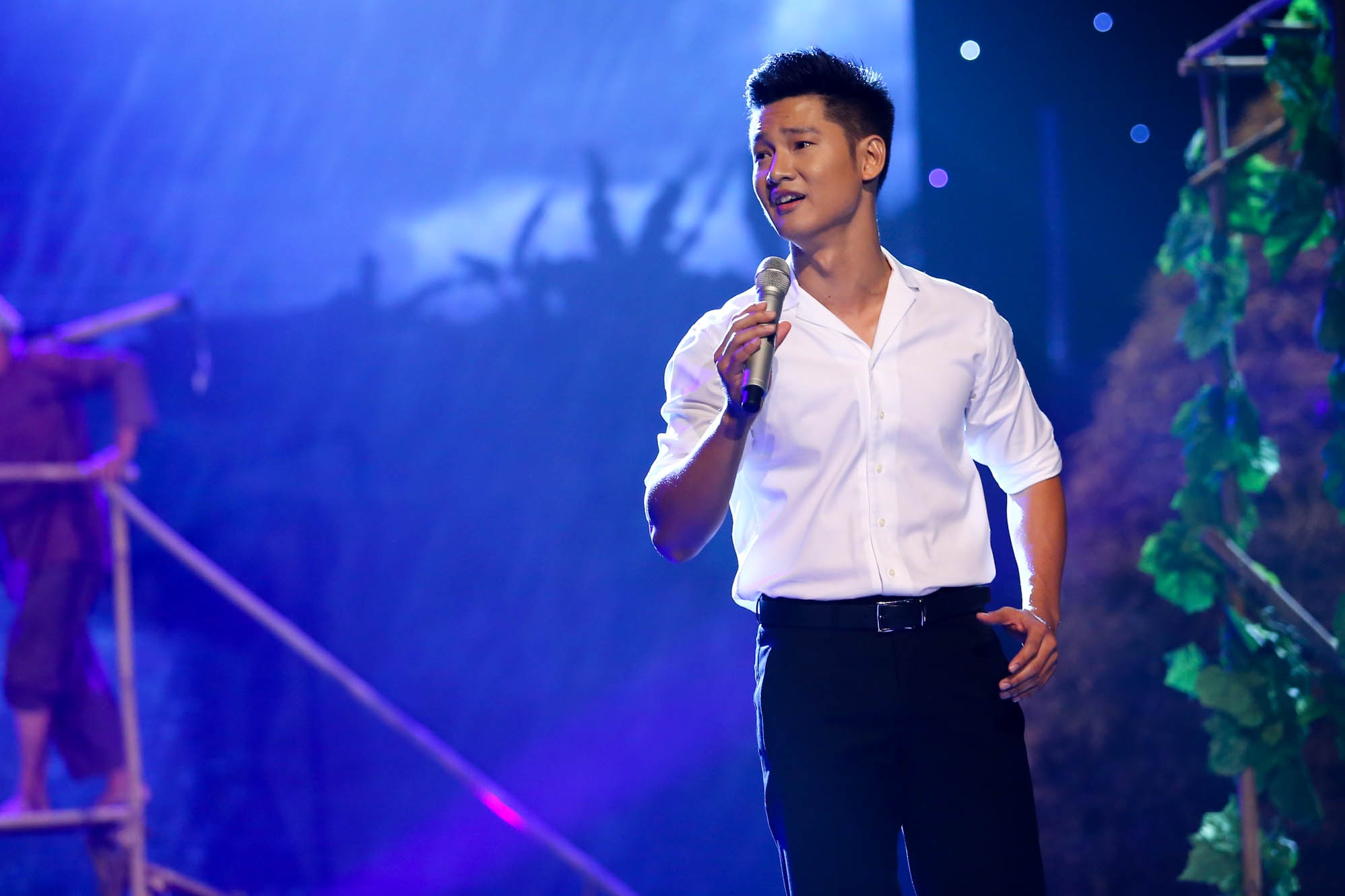 Duc Tuan gay kinh ngac khi hat 'Sa mua giong' hinh anh