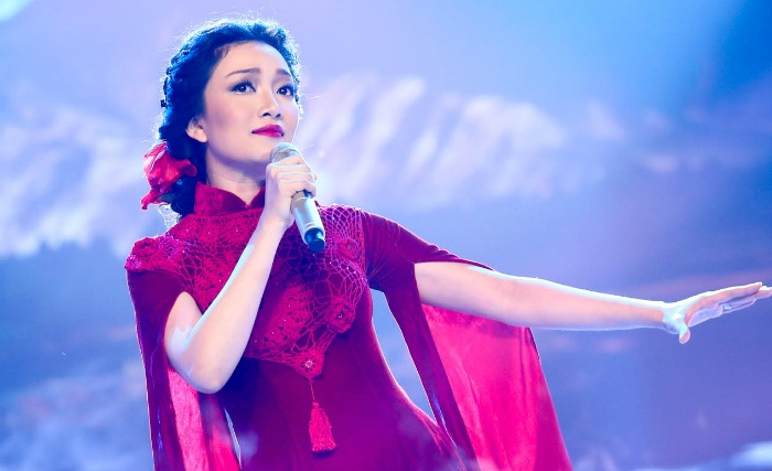 Pham Thu Ha len dong hat Ho tren nui hinh anh