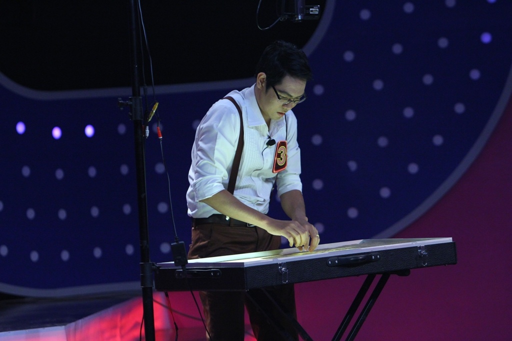 Ở vòng 4, 2 đội phải tìm ra người nghệ sĩ vẽ tranh cát. Nhóm người bí ẩn mỗi người một câu chuyện kể về lý do đưa họ đến với bộ môn nghệ thuật này và sau đó luân phiên biểu diễn. Khởi My và Huy Khánh một lần nữa chứng tỏ khả năng quan sát của họ. Tỷ số được nâng lên 3-2 cho Khởi My - Huy Khánh.