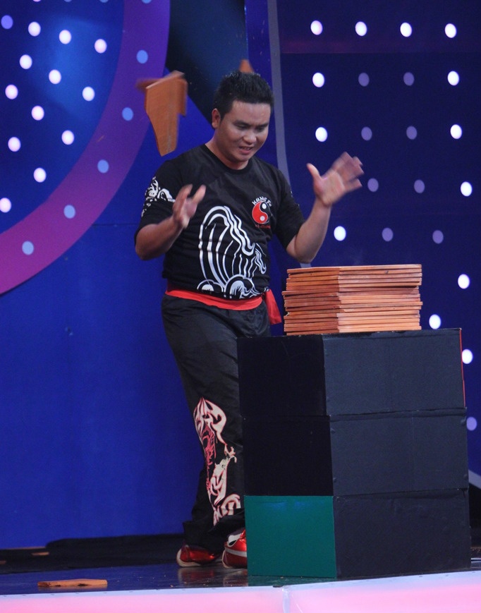 Nghệ sĩ Trương Minh Cường mang đến một màn biểu diễn chặt gạch bằng đầu trong sự ngưỡng mộ của các nghệ sĩ và tràn pháo tay tán thưởng của khán giả trường quay.