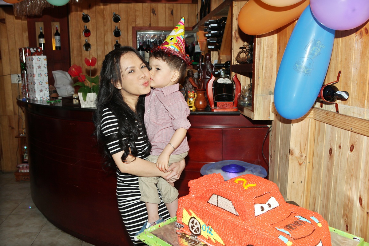 Việt Hương về nước lần này vì nhận lời tham dự chương trình Người bí ẩn cùng Hoài Linh.