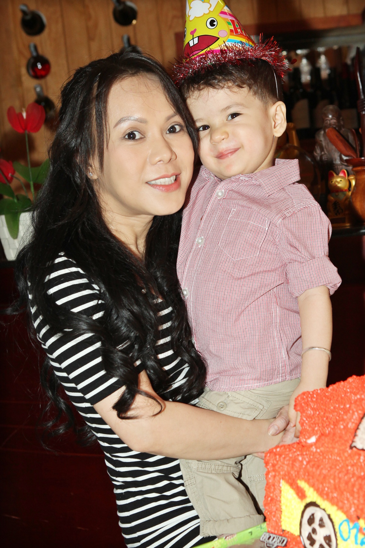 Việt Hương tối qua đã tổ chức sinh nhật cho cậu con trai vừa tròn 2 tuổi, tại một nhà hàng nhỏ xinh tại khu vực quận 10. Việt Hương tâm sự gia đình nhỏ của Hương rất muốn có thệm 1 thành viên nữa nhất là bé trai, nhưng vì quá bận với công việc nên 2 vợ chồng đành nhận con nuôi từ người bạn gái thân mà Hương đã chơi chung từ thuở nhỏ, cậu con nuôi có gương mặt dễ thương vì cha là người Đức.