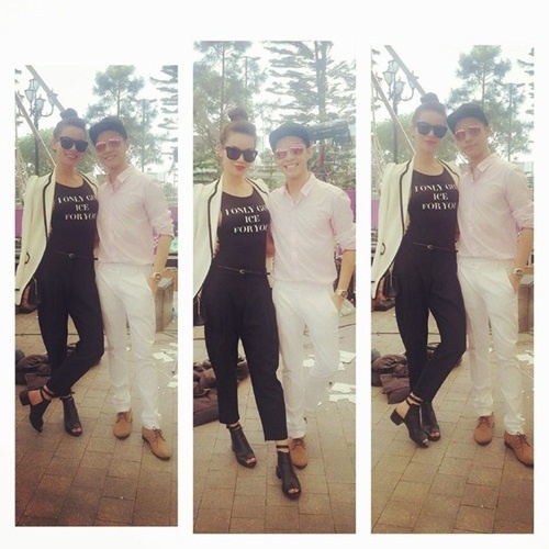 Diện cây đen đi cùng áo blazer đen hoặc trắng là cách phối đồ bà mẹ một con yêu thích.