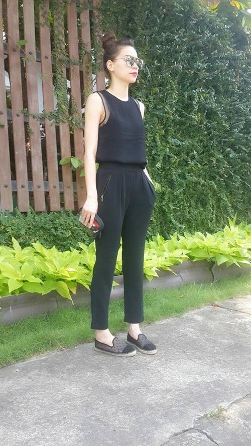 Trên nền trang phục đen toàn tập, cách sáng tạo phụ kiện của Thanh Hằng rất thú vị. Cô ưa thích sử dụng vòng cổ kim loại, mũ, túi xách màu nổi bật để làm điểm nhấn.