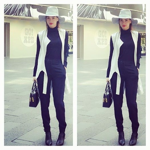 Trang phục dạo phố của Hà Hồ khi xuất ngoại đẳng cấp hệt như một fashionista thứ thiệt với các chơi lớp cùng các phụ kiện màu trắng.