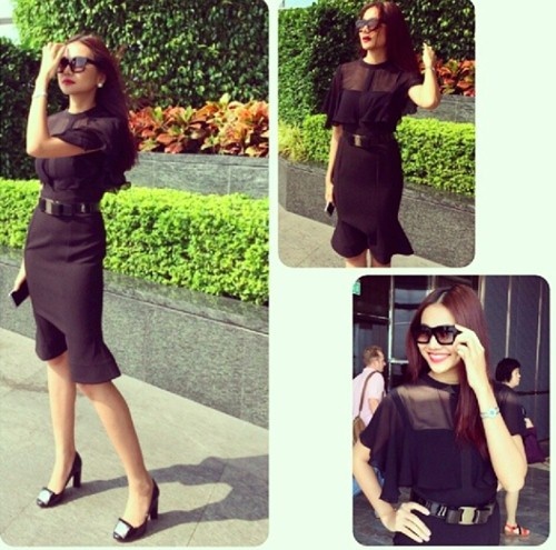 Trên nền trang phục đen toàn tập, cách sáng tạo phụ kiện của Thanh Hằng rất thú vị. Cô ưa thích sử dụng vòng cổ kim loại, mũ, túi xách màu nổi bật để làm điểm nhấn.