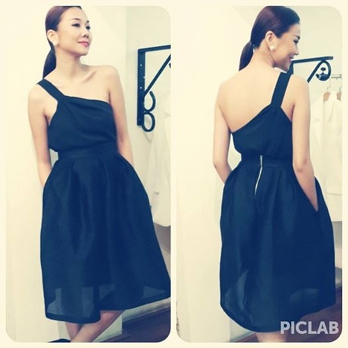 Là một người mẫu, trang phục của Thanh Hằng không thiên về gây ấn tượng mạnh mẽ như người bạn thân mà chú trọng tới hình ảnh một “lady in black” gợi cảm từng centimet.