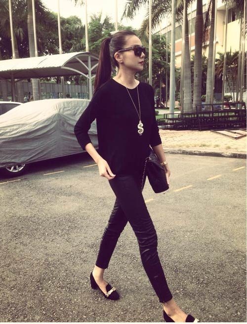 Với cả cây đen, Thanh Hằng luôn ổn định với áo thun, quần skinny và giày đế vuông năng động khỏe khoắn.