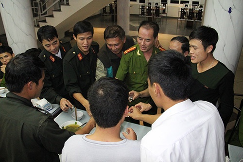 Giờ giải lao của đoàn phim trên phim trường.