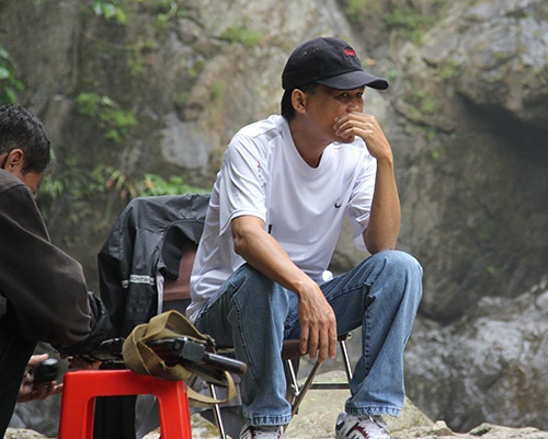 Đạo diễn Đỗ Chí Hướng suy tư trước một phân cảnh khó.