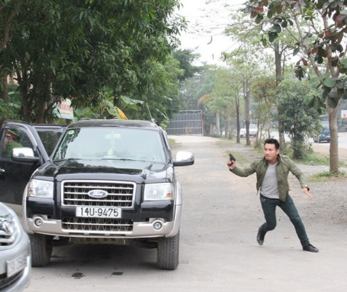 Bá Cường - vai Đắc Vi trong cảnh đuổi bắt theo tội phạm