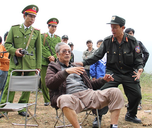 Đạo diễn Long Vân đồng tác giả kịch bản, cố vấn cho ekip thực hiện.