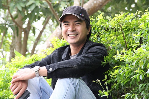 Tranh thủ giải lao sau cảnh quay, anh cười thả ga trước ống kính