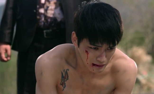 Trong tập 2, cảnh phim Jang Dong Chul do Kim Jae Joong đóng suýt bị chôn sống vì có ngoại tình với vợ của đại ca xã hội đen cũng được xem là tình tiết hấp dẫn hiếm hoi của Triangle.