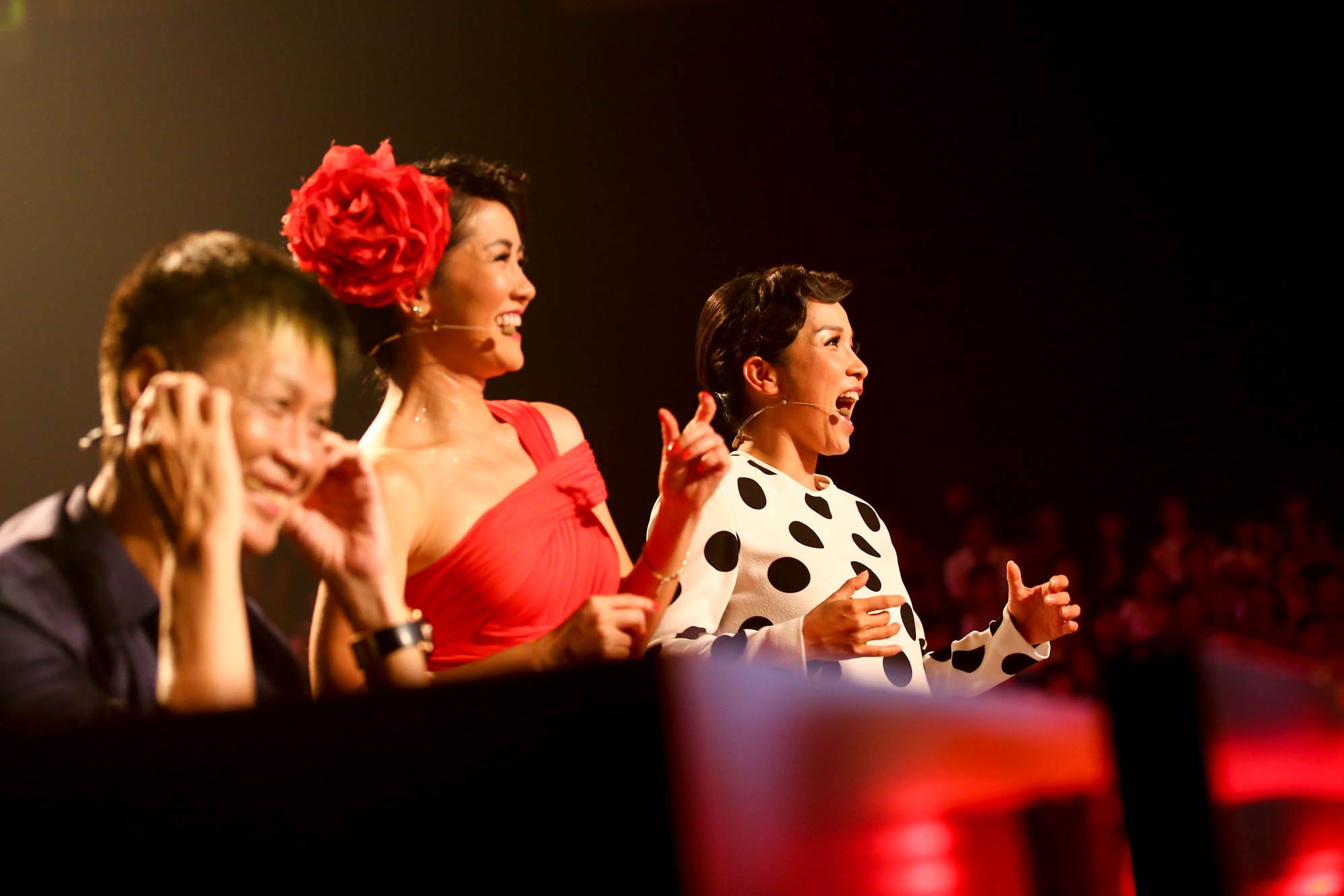 khiến 2 nữ diva
