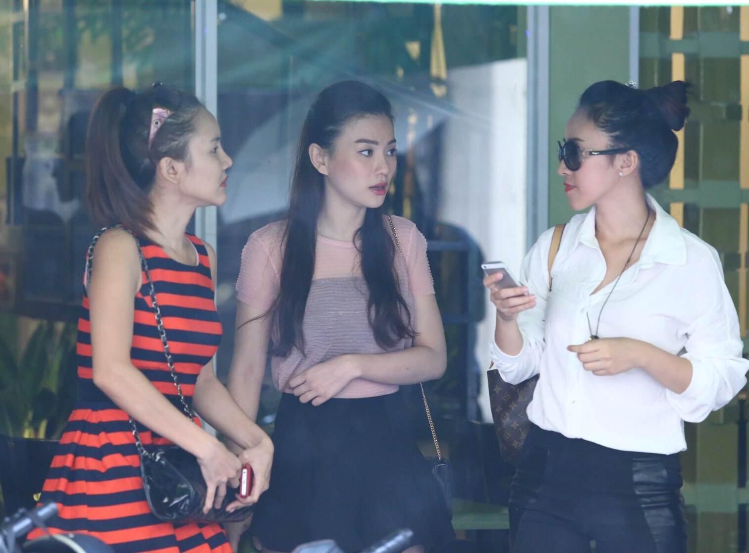 Anh Thuy hen ho an trua voi cac cuu vien May Trang hinh anh