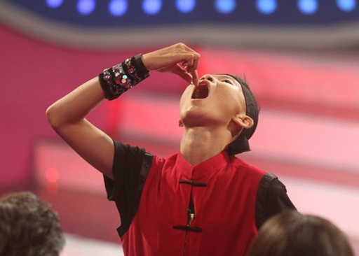 Nu nhan nhai bong den hinh anh