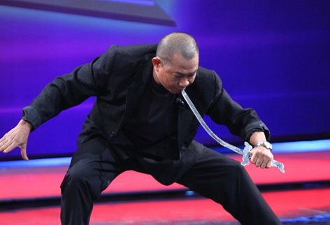 Minh Tan nuot kiem vao bung hinh anh