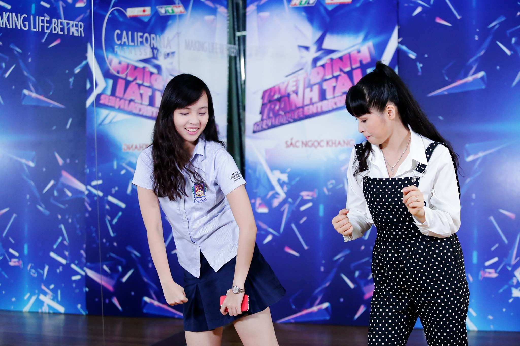 Bà mẹ bốn con chia sẻ thật rằng trước giờ mình lo toan việc gia đình, con cái, chuyện công ty nên ít sử dụng tiếng Anh để giao tiếp, nên thử thách này khó khăn đối với Trang Nhung. Nhưng may mắn con gái đầu của chị đã giúp sức cho mẹ: “Con gái sửa cho phần phát âm chuẩn thôi chứ tiếng Anh mà bật nhanh, mình vẫn phải tự luyện tập, tập đi tập lại nhiều lần để làm sao hát cho chính xác”. Phần vũ đạo cũng khiến cho nữ ca sĩ than thở nhiều: “Trong dòng nhạc RnB thì khó khăn với tôi khá nhiều, hát tiếng Anh, mà còn hát nhanh nữa, tập hát đau hết cả miệng. Còn phải tập vũ đạo, ở đây tôi thấy vũ đạo rất khó, nhiều động tác y như là robot vậy, giật một lúc lại thành dân gian”.