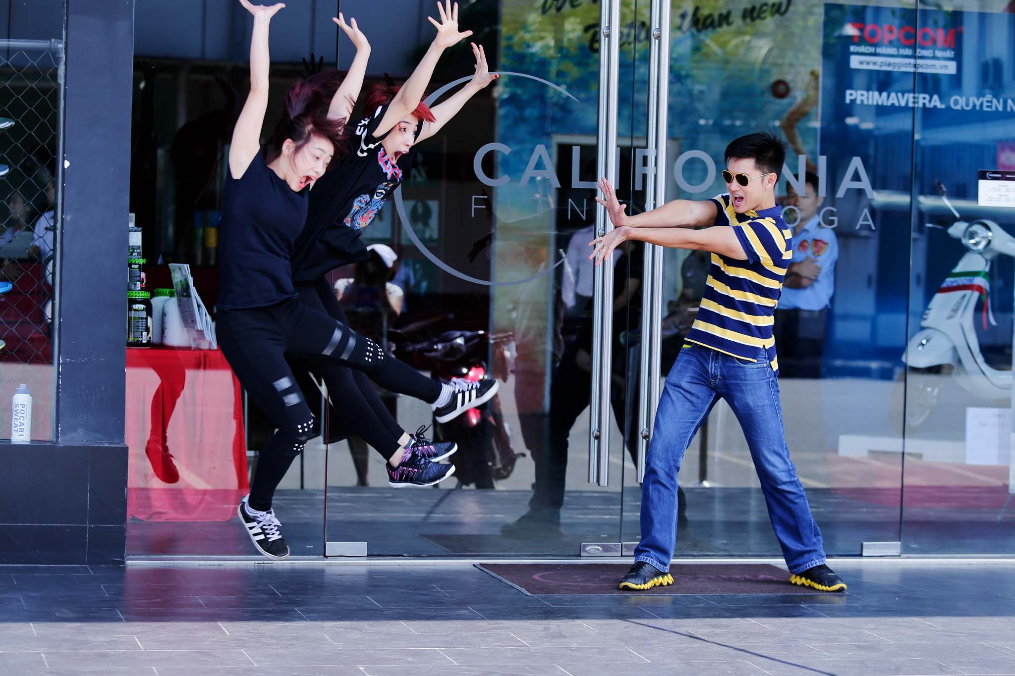 Đức Tuấn được lượng khán giả mới hâm mộ bởi ngoại hình lôi cuốn, các tiết mục luôn được dàn dựng công phu. Lần này, anh hóa thân thành một người có siêu năng lực, có thể chưởng “ka-me-do-ko” thổi tung mọi thứ. Nam ca sĩ điển trai tiếp xúc với dòng nhạc RnB khá sớm, ngay từ lúc còn học lớp 6 anh đã nghe nhạc của Whitney Houston và theo như anh chia sẻ, mình đã bị chinh phục hoàn toàn bởi giọng hát của cô ca sĩ RnB này. Đặc biệt album Bodyguard Soundtrack của Whitney Houston đã để lại rất nhiều ấn tượng đối với Đức Tuấn.