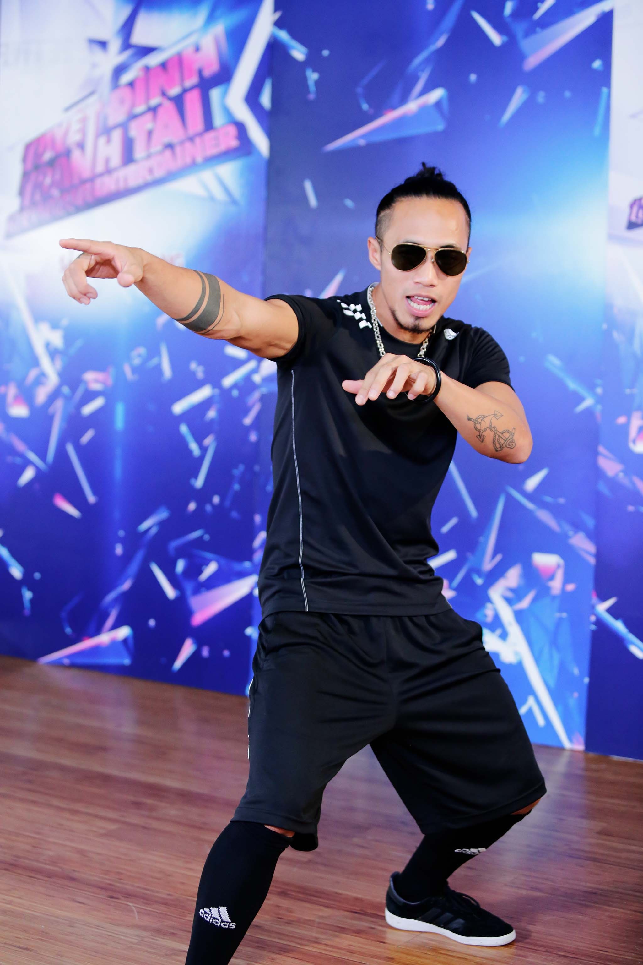 Qua mỗi tuần, Phạm Anh Khoa đều cho thấy sự biến hóa không ngừng nghỉ cùng với cái chất máu lửa, hết mình với nghệ thuật. Tuần nhạc RnB này sẽ là một hình ảnh nhẹ nhàng hơn ở rocker này. Chia sẻ về cảm xúc với tuần nhạc RnB, Phạm Anh Khoa cho rằng mình có nhiều thứ không phù hợp với dòng nhạc này. Chàng ca sĩ rock tỏ ra thích thú với phần luyến láy trong RnB nhưng đây lại không phải sở trường của anh, anh quyết tâm tập luyện để uốn nắn một chất giọng khá dày của rock.