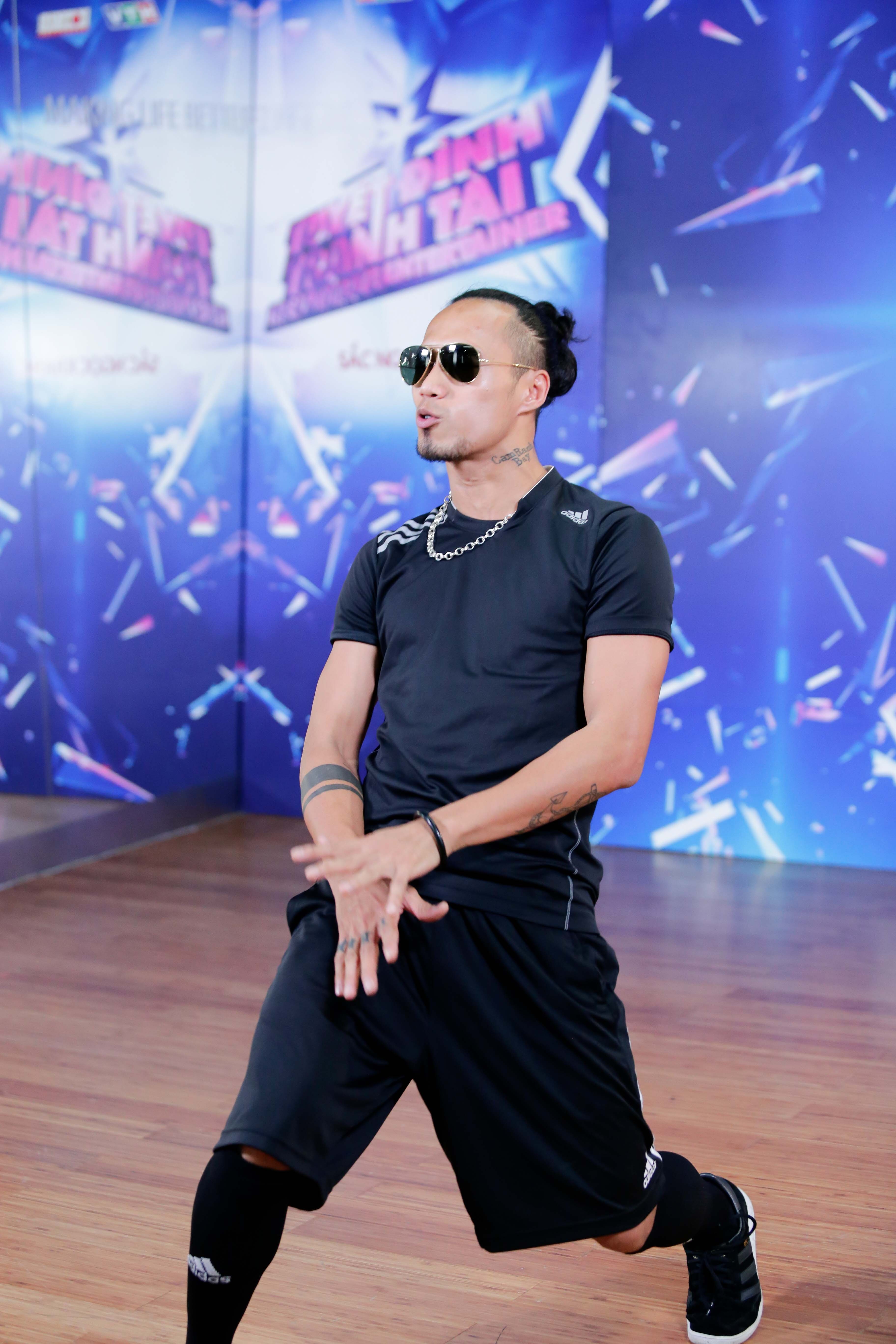 “Tuần nào tôi cũng bị anh Lê Hoàng nhận xét giọng hát không phù hợp với những dòng nhạc đó, để xem tuần này tôi có vượt qua được hay không. Tôi chọn một ca khúc nhẹ nhàng hơn, vì đây là một cuộc chơi, cũng là cơ hội để các ca sĩ khám phá bản thân mình, không nên tuần nào cũng giống nhau, tôi cũng muốn thử sức với một ca khúc nhẹ nhàng hơn để xem mình biến hóa như thế nào”. Chàng ca sĩ máu lửa cũng khá băn khoăn với kĩ thuật hát RnB và cách trình diễn trên sân khấu: “Mọi người có thể thấy cái chất máu lửa của rock mà đặt trong RnB thì dĩ nhiên là không phù hợp rồi. Không thể làm giống như người ta hát RnB được nhưng sẽ cố gắng đặt cái dấu ấn của mình vào ca khúc