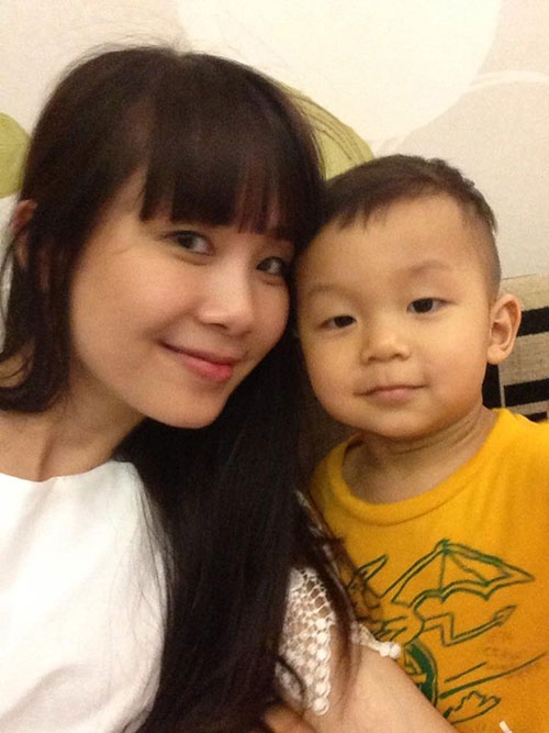 Hồng Anh chụp ảnh cùng con trai.