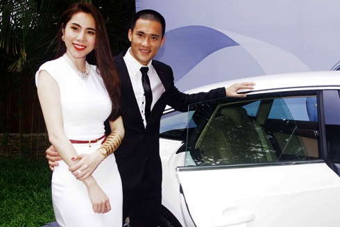 Kiếm được rất nhiều tiền nên cặp đôi Công Vinh - Thủy Tiên sống phong lưu.