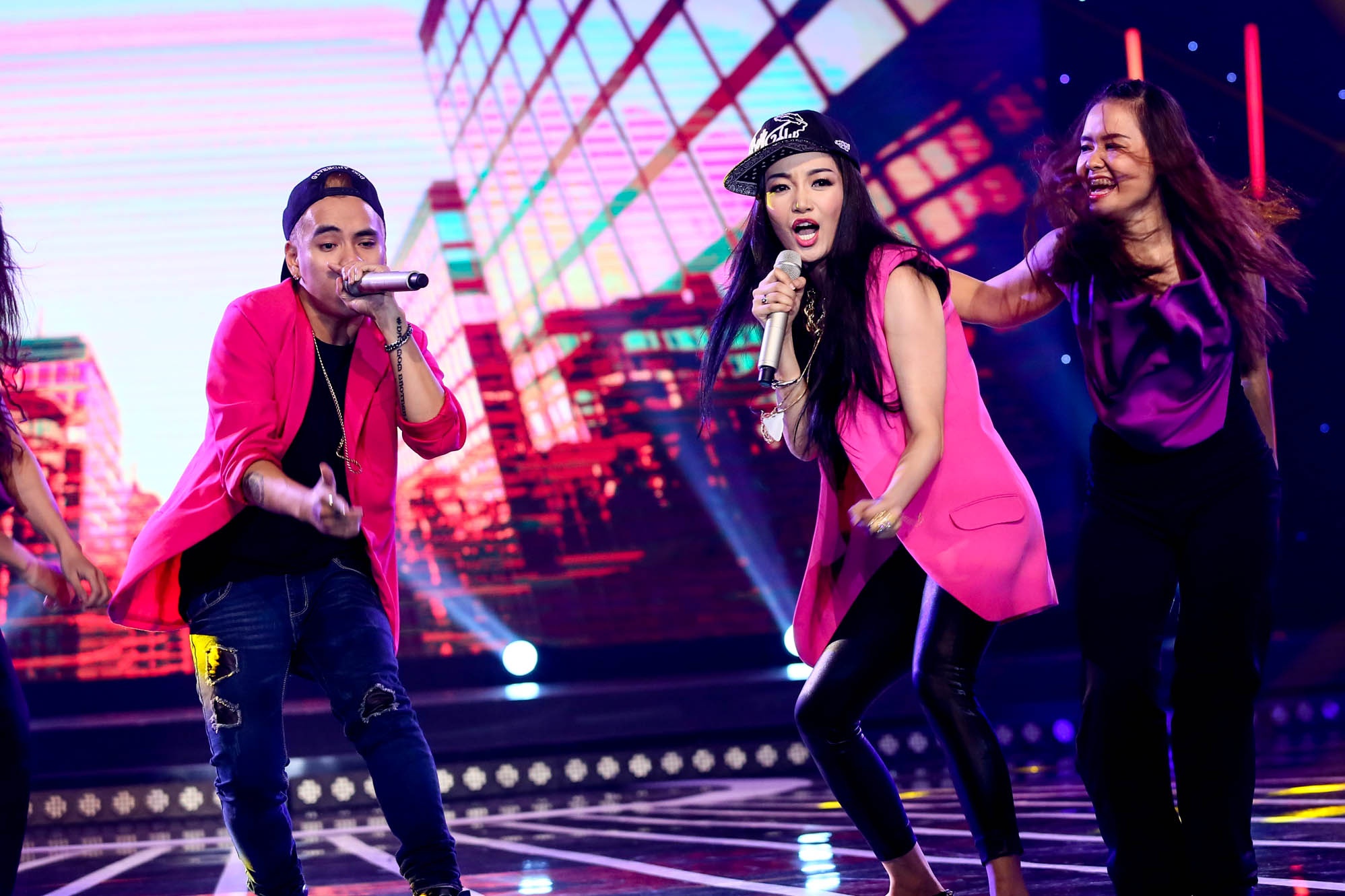 Phạm Thu Hà thoát khỏi hình ảnh quý cô cổ điển trong ca khúc 12 giờ của Hà Anh Tuấn. Khán giả bất ngờ với một Phạm Thu Hà hoàn toàn khác biệt. Trước đó cô đầy kiêu sa và quyến rũ, nhưng nay lột xác thành một cô nàng hiphop tinh nghịch. Nữ ca sĩ opera khoe cá tính khi diện blazer màu cánh sen, phối cùng snap back và giày đinh hợp mốt, trông trẻ trung, năng động.