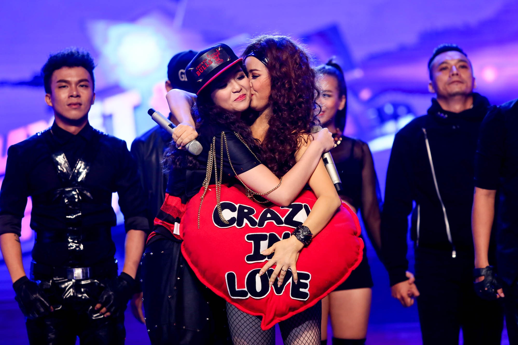 Giám khảo Ý Lan nhớ về lúc đi hát với mẹ là danh ca Thái Thanh. Chị chia sẻ: “Cứ trông thấy hình ảnh này là nhớ mẹ vô cùng. Chúc mừng Trang Nhung vì bài hát hot quá, làm Ý Lan không thể ngồi yên, không thể giữ hình ảnh của giám khảo đứng đắn được, phải nhún nhảy theo”.