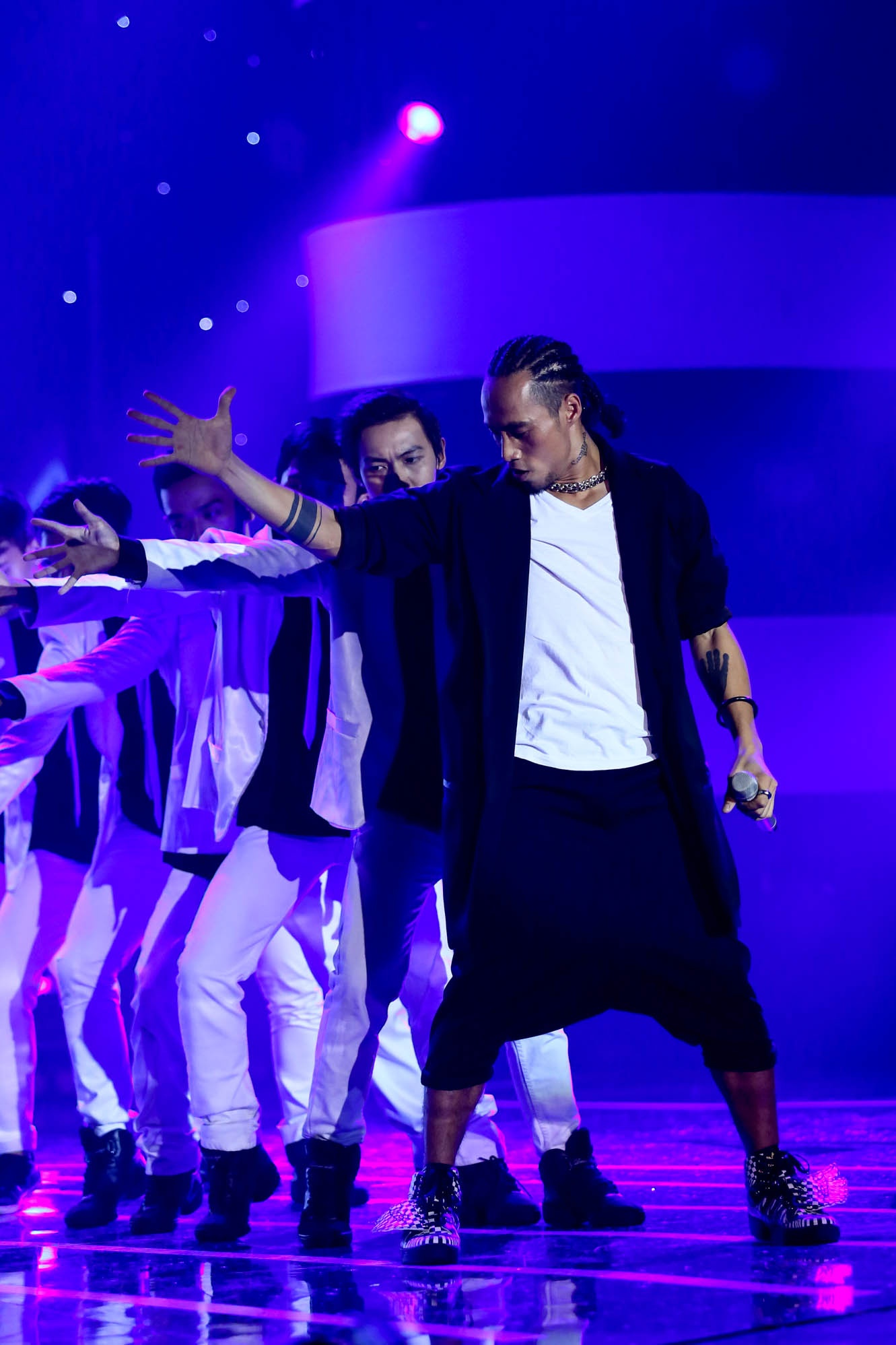 Lê Hoàng cũng công nhận: “Nếu cho điểm ngẫu hứng, đột phá, Phạm Anh Khoa phải đạt điểm cao nhất. Thế giới không ai hát bài này với vũ đạo, động tác như vậy. Đó là điều cực kỳ khó khăn, bởi hình thể với giọng hát của Khoa mâu thuẫn. Phạm Anh Khoa có một điều rất đáng quý ở người nghệ sĩ đó là dám mang cái tôi của mình lên sân khấu, không bắt chước. Vì thường nếu hát bài này, tôi nghĩ mọi người sẽ bắt chước phong thái của George Michael”.  Huy Tuấn chỉ nhận xét đơn giản: “Một rocker cũng có thể mềm mại, tinh tế”. Lê Hoàng nghe vậy tranh thủ đá xoáy Trấn Thành: “Và một MC cũng có thể đôi lúc bộc chộp”.	