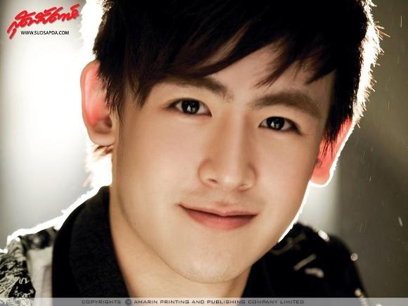 Nichkhun là thành viên người Thái trong nhóm 2PM.