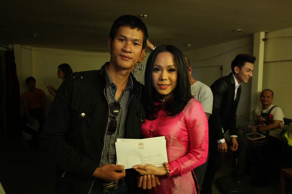  Trong hậu trường của tập 11, nghệ sĩ Việt Hương cũng tận tay trao phần quà mà cô đã hứa trước đó với siêu nhân nuốt kim Minh Nguyên.