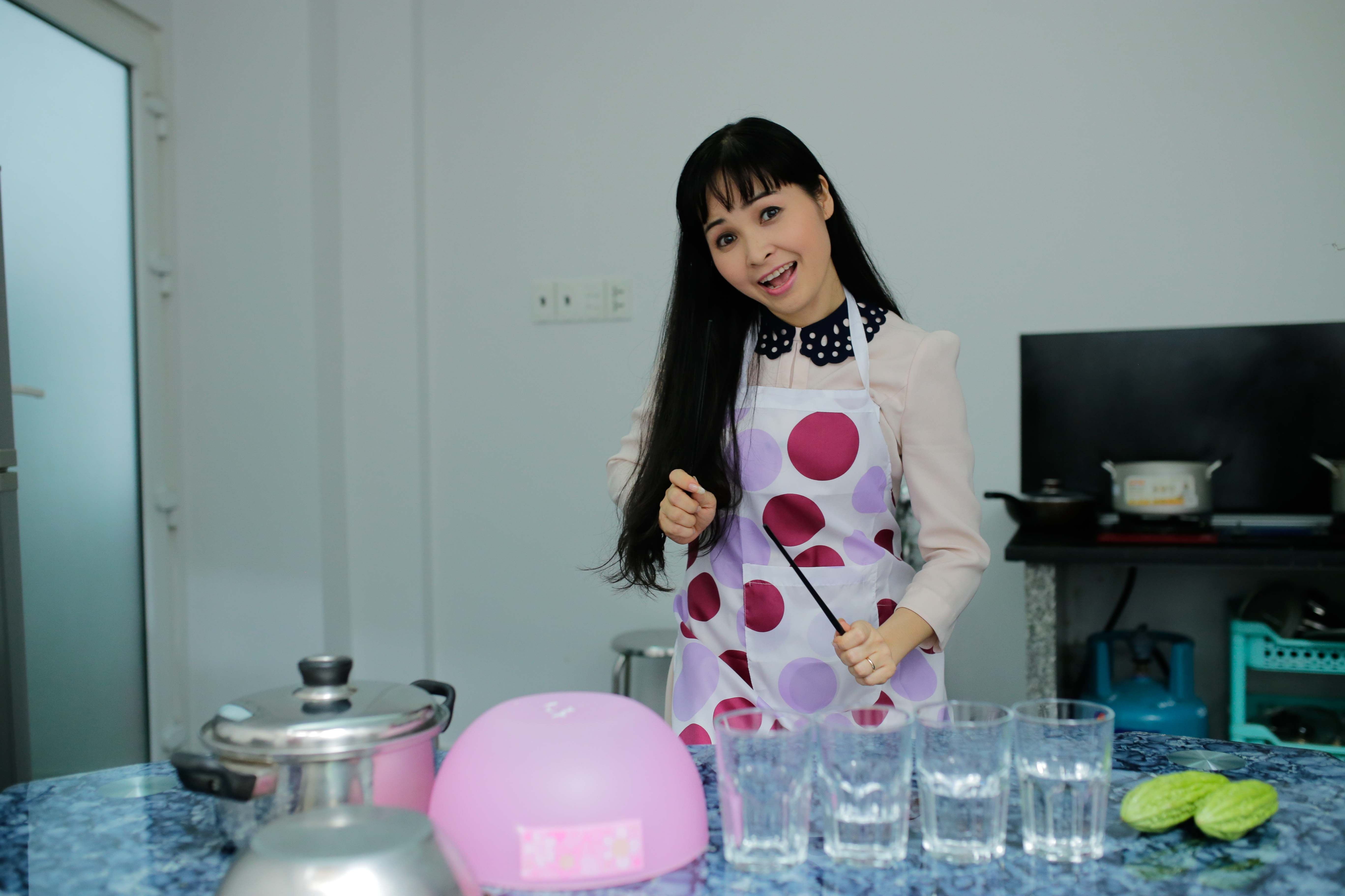 Nhưng khi cùng chơi nhạc cụ tự chế, Trang Nhung và Phương Vy thể hiện sự quyết liệt của mình khi tạo ra những âm thanh độc nhất vô nhị, lùng bùng từ các dụng cụ. Kết thúc buổi ghi hình Trang Nhung trao lại ban tổ chức những chiếc đũa gãy đôi vì “tài năng” gõ và đập của chị.