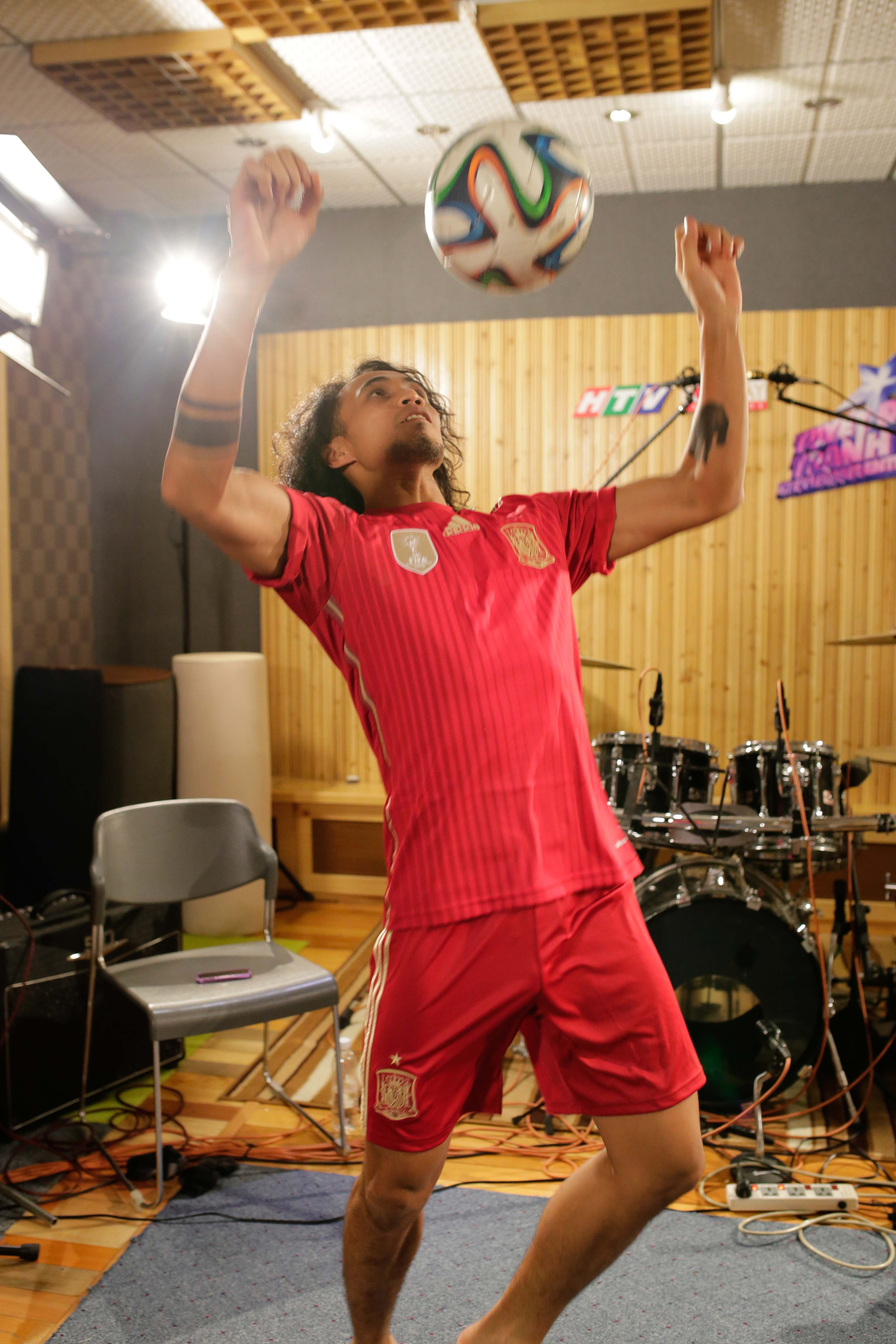 Người hâm mộ biết tới Phạm Anh Khoa không chỉ là một ca sĩ rock máu lửa mà còn là fan trung thành của bóng đá. Trong những tuần gần đây, dù luyện tập ở phòng thu hay sân khấu, Phạm Anh Khoa đều mang bên mình trái bóng để có thể chơi bất cứ lúc nào. Anh có thể xoay bóng bằng ngón tay khá lâu cũng như tâng bóng bằng ngực, chân và đầu.