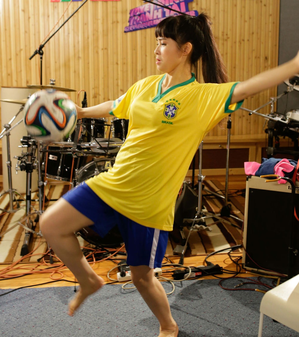 Không kém gì 2 ca sĩ nam, Phương Vy và Trang Nhung lạ lẫm và đáng yêu trong trang phục của cầu thủ bóng đá. Hai nữ ca sĩ cũng không quên làm duyên với trái bóng kèm theo những biểu cảm không ai sánh bằng.