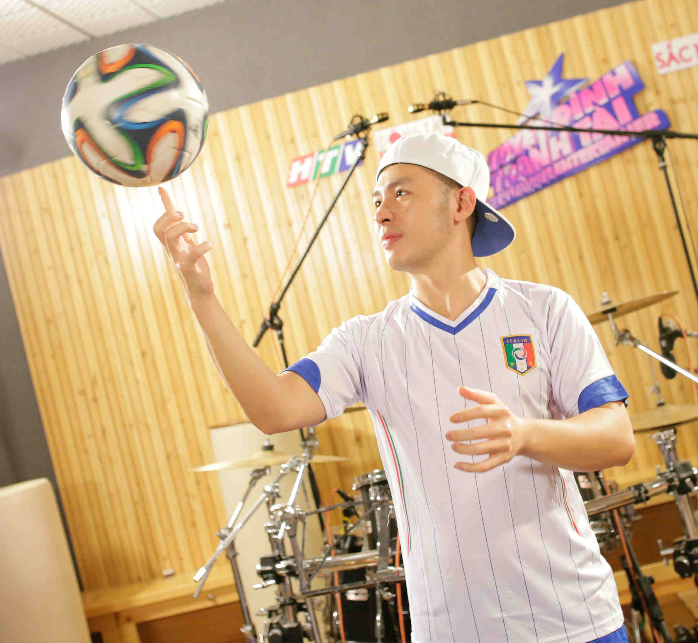 Chàng ca sĩ hiền lành nhất Tuyệt đỉnh tranh tài - Hoàng Hải thích thú tạo dáng với trái bóng bằng những động tác không kém phần chuyên nghiệp. Anh như trở về thời mình còn là cậu bé hồn nhiên với trái bóng, sáng tạo các loại nhạc cụ tự chế và “đập” hết mình. Đối với Hoàng Hải ai cũng muốn là người chiến thắng, còn đối với riêng anh “chiến thắng mà tôi thèm muốn nhất chính là sự yêu mến từ fan, của quý khán giả theo dõi chương trình”.