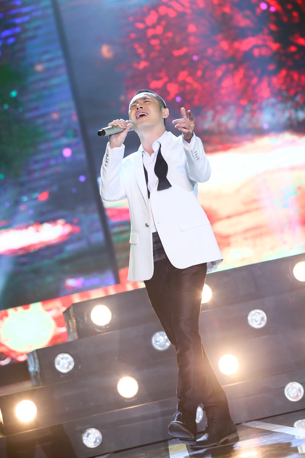 Ngược lại, giám khảo Ý Lan lại có cảm xúc khác Lê Hoàng sau khi nghe xong phần biểu diễn của Hoàng Hải. Theo chị: “Bài hát này nhịp điệu đã được thay đổi, bởi nguyên thủy nó là một bài hát nhạc tình rất chậm chạp. Vì chúng ta muốn lồng không khí nhạc jazz vào trong đây nên Hoàng Hải đã thay tiết tấu của bài hát. Ý Lan rất thích tiết tấu của bài hát này”. Ý Lan khéo léo làm vừa lòng cả hai bên: “Ý Lan thấy rất đúng khi anh Lê Hoàng nói Hoàng Hải quá tươi vui, nhưng người ta còn trẻ, vóc dáng và tất cả”. Nữ giám khảo thú nhận chị rất thích hình thức, vóc dáng của Hoàng Hải hôm nay “rất lịch sự, lịch lãm, rất jazz”.