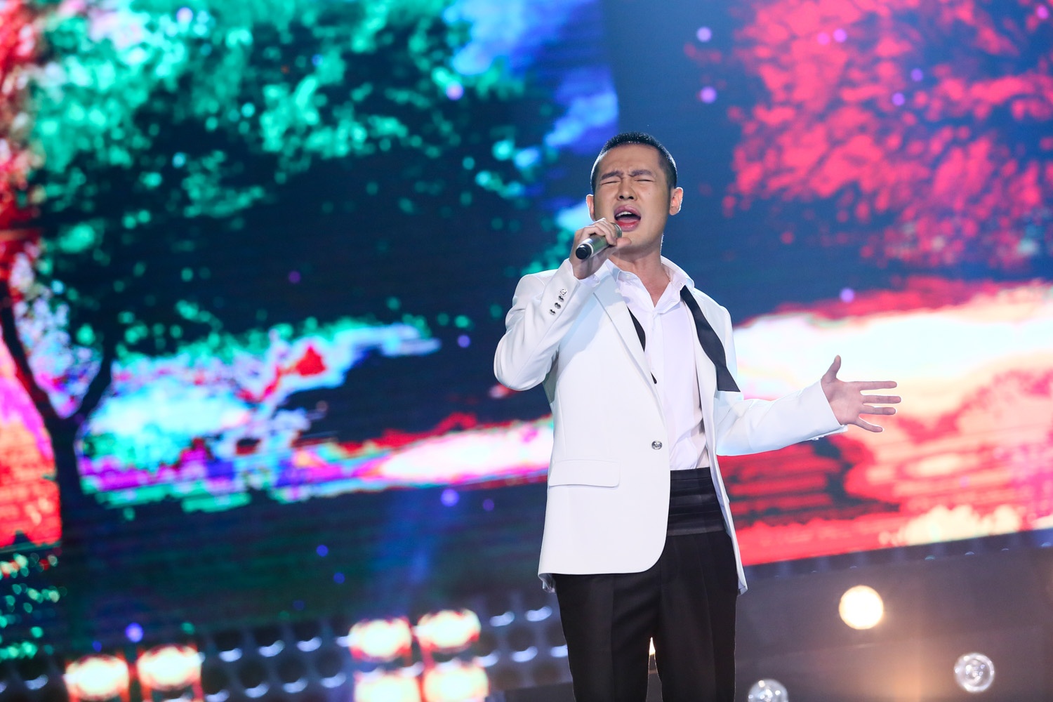 Với giọng hát nam cao trời cho, Hoàng Hải gặp lợi thế khi hát jazz. Anh chọn cho mình ca khúc Bây giờ tháng mấy để thể hiện. Dù đã cố gắng hết sức nhưng anh bất ngờ nhận phải những lời nhận xét khắt khe tới tấp từ giám khảo Lê Hoàng. Theo vị giám khảo khó tính: “Hoàng Hải hát bài này ngập ngừng, thiếu sự mềm mại, uyển chuyển và thiếu sự feeling của jazz”. Lê Hoàng thẳng thừng “Nếu được cho điểm 10 thì tôi chỉ cho điểm 7 là cao nhất cho tiết mục này thôi”.