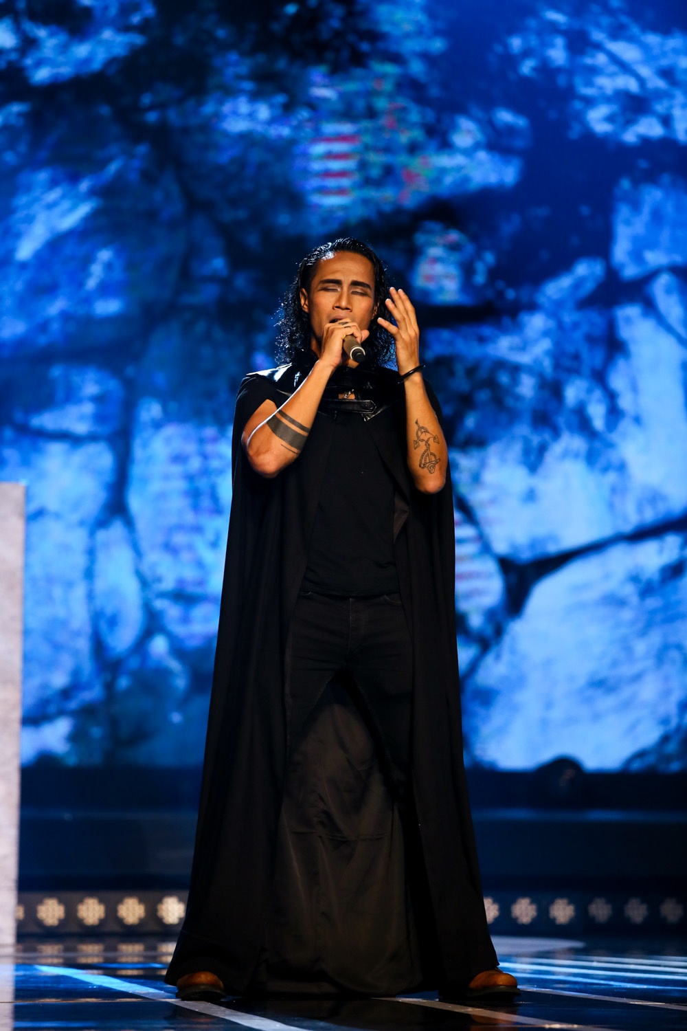 Phạm Anh Khoa cũng đã khiến giám khảo Ý Lan phải rưng rưng. Chị chia sẻ: “Rất xúc động khi nghe Phạm Anh Khoa. Những cảm xúc được đan lồng trong khung cảnh rất đặc biệt. Ý Lan ngưỡng mộ hai bạn làm bức tượng. Em đã đầu tư bài hát của em quá sức đặc biệt từ trang phục tới hai người tượng”.