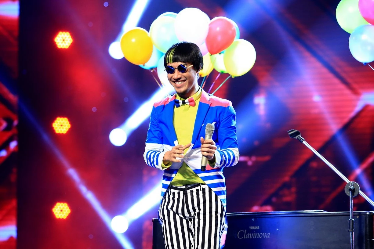 Trung thành với phong cách ngộ nghĩnh, hài hước nhưng lần này Đinh Huy phải đối diện với nguy cơ suýt bị loại khỏi chương trình. Ca khúc Grace kelly không làm 2 nữ giám khảo hài lòng, mặc dù Mr Đàm cố gắng bào chữa cho lựa chọn của Đinh Huy. Hồ Ngọc Hà nửa đùa nửa thật: “Em làm sao, em thi sao mà ban giám khảo đứng hình hết và không biết nói gì. Bài hát này rất khó, nghe vui nhưng khi hát không dễ một chút nào, từ những quãng thấp lên tới quãng cao và đòi hỏi người hát có một quãng giọng rất rộng”. Hồ Quỳnh Hương phân vân: “Em rất hài hước, em rất vui vẻ. Trong chị bây giờ, nó vẫn đang 50/50 vì suy nghĩ về định hướng của em. Phần trình diễn trên sân khấu nó chỉ thêm hoàn hảo cho bài hát của mình, nó không phải là tất cả. Chị thấy, bây giờ em đang hơi đầu tư nhiều về phần trình diễn hơn, liệu em có thể thuyết phục được khán giả hay không, chị vẫn đang phải suy nghĩ”.