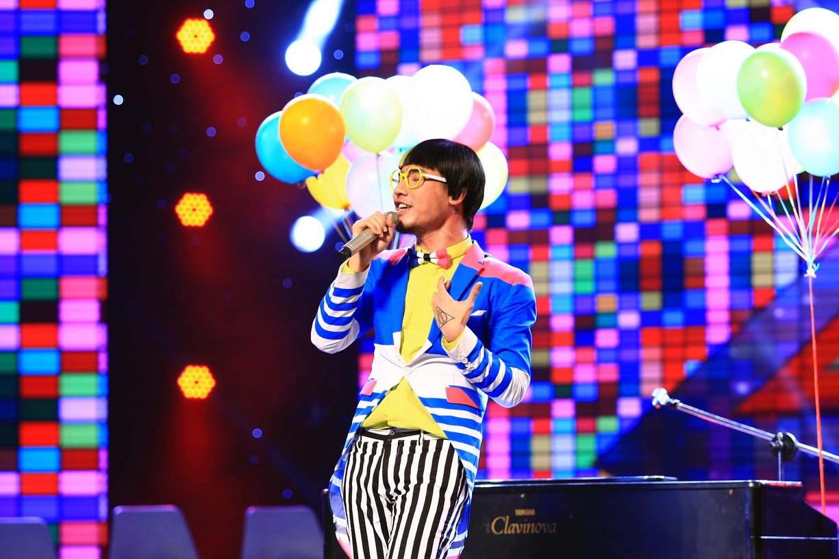 Trong khi đó, Dương Khắc Linh lại tỏ ra bênh vực Đàm Vĩnh Hưng: “Thị trường âm nhạc Việt Nam hiện giờ đang thiếu những người như em, rất màu mè theo một cách rất thú vị”. Mr Đàm mừng vì học trò cũ đã tìm ra hướng đi mới với một cá tính mới và anh hoan nghênh điều đó. Nhờ sự hậu thuẫn từ vị giám khảo quyền lực, Đinh Huy may mắn đi tiếp. Tuy nhiên, anh cần phải suy nghĩ nhiều hơn về lời khuyên của 2 nữ giám khảo họ Hồ.